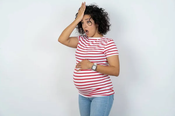 Gravid Kvinna Överraskad Med Handen Huvudet För Misstag Kom Ihåg — Stockfoto