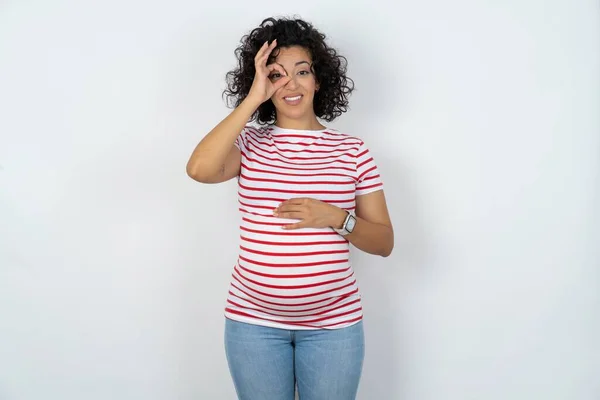 Gravid Kvinna Gör Gest Med Handen Leende Öga Tittar Genom — Stockfoto