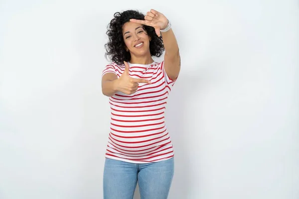 Zwangere Vrouw Maken Vinger Frame Met Handen Creativiteit Fotografie Concept — Stockfoto