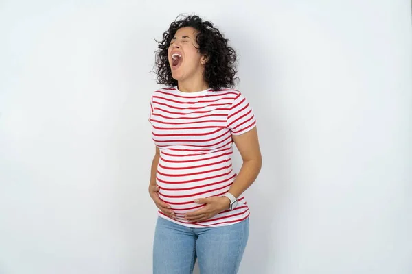 妊娠中の女性は怒りと怒り狂った叫び怒りと叫び 激怒と積極的な概念 — ストック写真