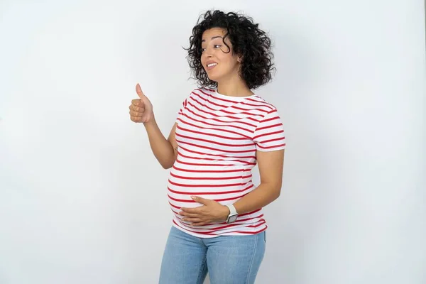 Gravid Kvinna Ser Stolt Leende Gör Tummen Upp Gest Till — Stockfoto