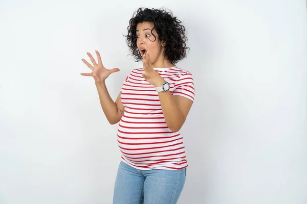 妊娠中の女性は大声で叫び目を開け手を緊張させ — ストック写真