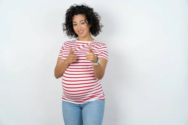 Gravid Kvinna Pekar Finger Till Kamera Med Glad Och Rolig — Stockfoto