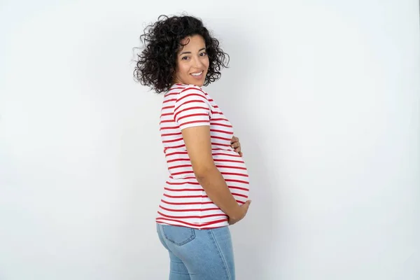 Zufriedene Hübsche Schwangere Frau Strahlt Lächeln Blick Kamera — Stockfoto