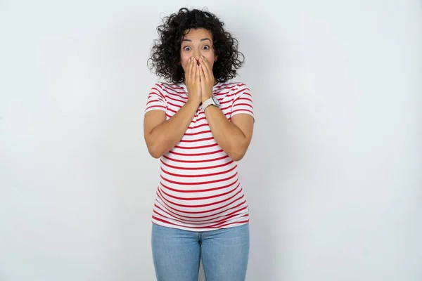 Vivacious Těhotná Žena Radostně Hihňá Pokrývá Ústa Přirozený Smích Slyší — Stock fotografie