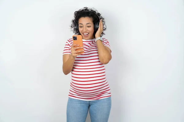 Счастливая Беременная Женщина Чувствует Себя Хорошо Сосредоточены Экране Смартфона — стоковое фото