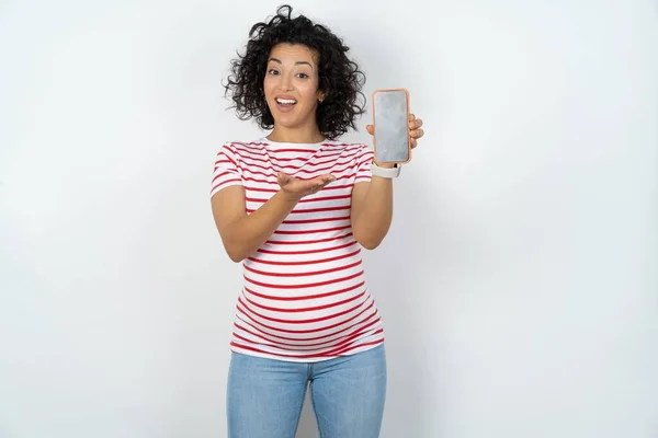 Zwangere Vrouw Met Een Mobiele Telefoon Presentatie Van Smartphone Reclameconcept — Stockfoto