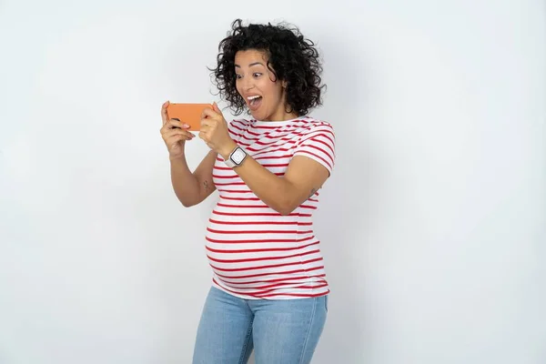 Porträt Einer Aufgeregten Schwangeren Beim Spielen Auf Dem Handy — Stockfoto