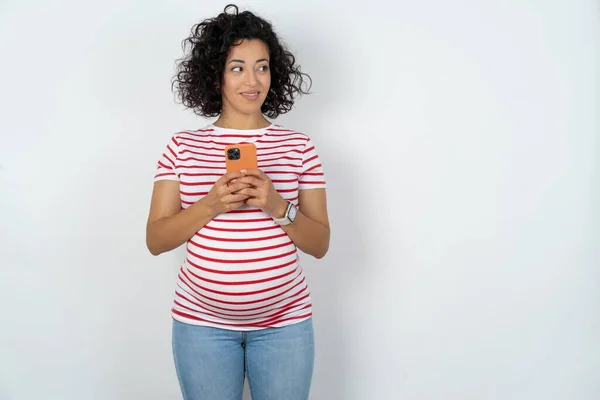 Schwangere Hält Telefonhände Und Liest Gute Jugendnachrichten — Stockfoto