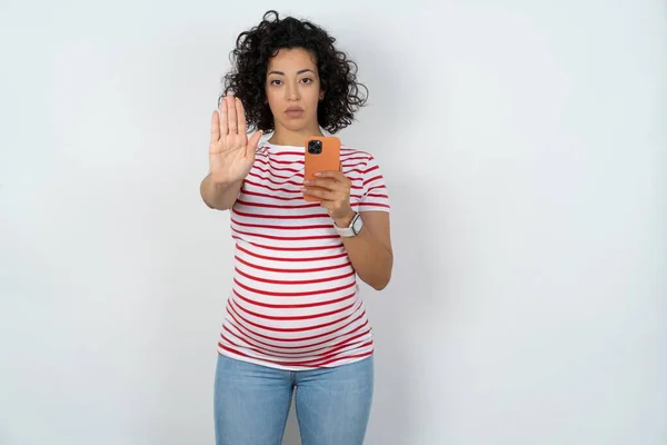 Těhotné Ženy Pomocí Textování Chytrým Telefonem Otevřenou Rukou Dělat Stop — Stock fotografie