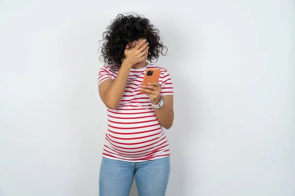 Těhotná Žena Při Pohledu Chytrý Telefon Pocit Smutné Držení Ruku — Stock fotografie