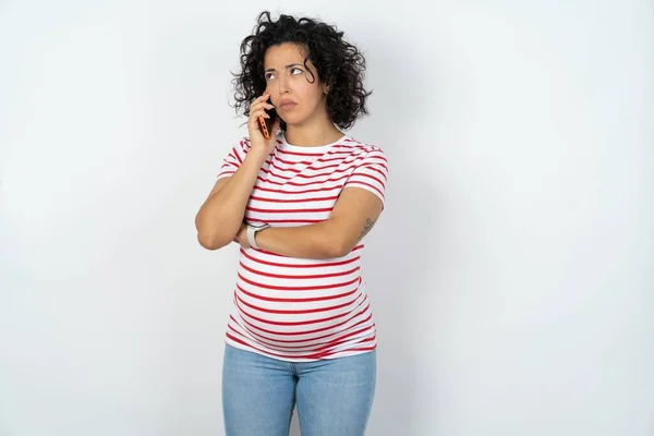Smutná Těhotná Žena Mluví Smartphonu Koncept Komunikace — Stock fotografie