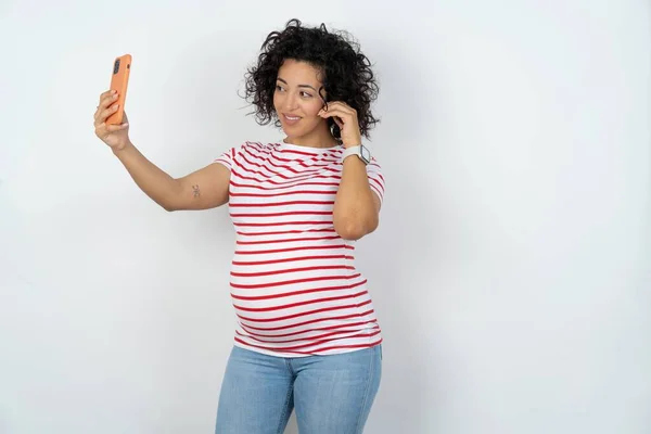 Schwangere Lächelt Und Macht Ein Selfie Den Sozialen Medien Posten — Stockfoto