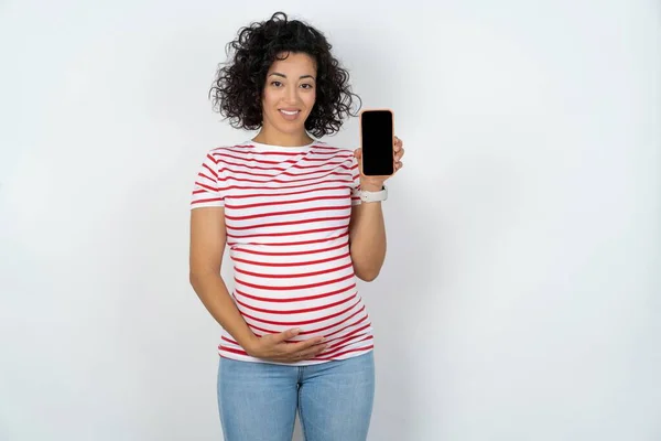 Usmívající Těhotná Žena Vyhonit Kopírovací Prostor Podržet Mobilní Telefon Prázdnou — Stock fotografie