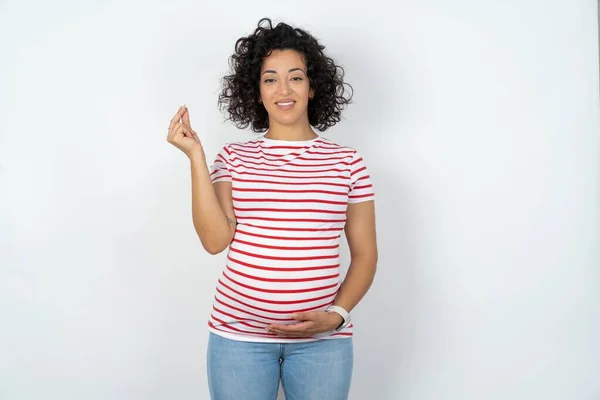 Mujer Embarazada Apuntando Hacia Arriba Con Mano Mostrando Hasta Siete — Foto de Stock
