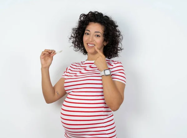 Kobieta Ciąży Trzyma Niewidzialny Korektor Wskazuje Idealne Proste Zęby Koncepcja — Zdjęcie stockowe