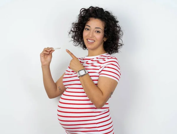 Těhotná Žena Drží Neviditelného Aligátora Ukazuje Něj Koncepce Stomatologické Péče — Stock fotografie