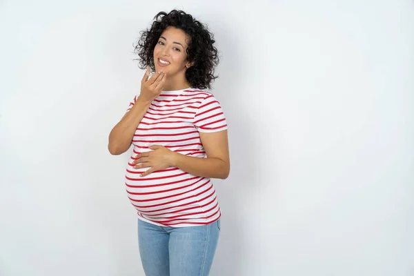 Gravid Kvinna Håller Osynlig Linje Redo Att Använda Den Tandvård — Stockfoto