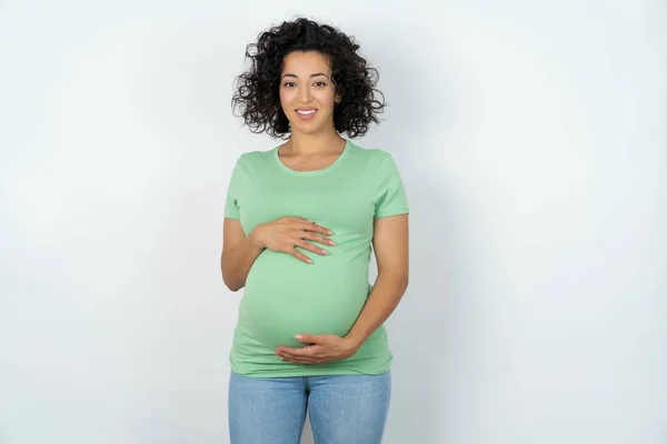 Mujer Embarazada Con Sonrisa Radiante Agradable Expresión Complacida Concepto Emociones — Foto de Stock