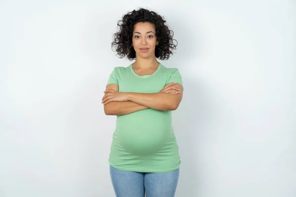 Sebevědomá Těhotná Žena Stojí Založenýma Rukama Ukazuje Profesionální Vibrace Stojí — Stock fotografie