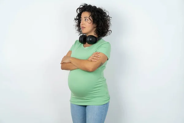 妊娠中の女性は胸の上に手を保つ喜んで脇に見える — ストック写真