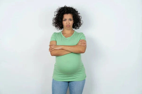 Düster Unzufriedene Schwangere Blickt Mit Jämmerlichem Gesichtsausdruck Unter Der Stirn — Stockfoto