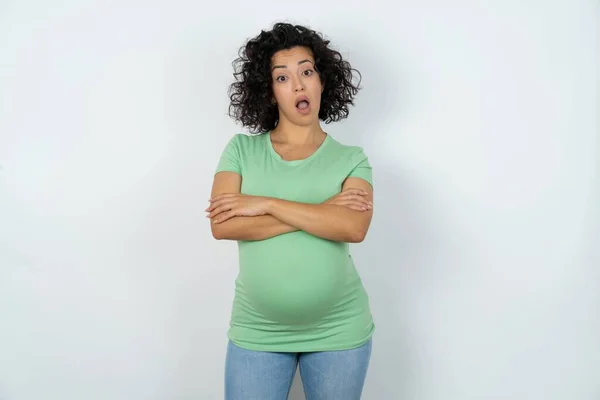 Shocked Embarrassed Pregnant Woman Keeps Mouth Widely Opened Hears Unbelievable — Stock Photo, Image