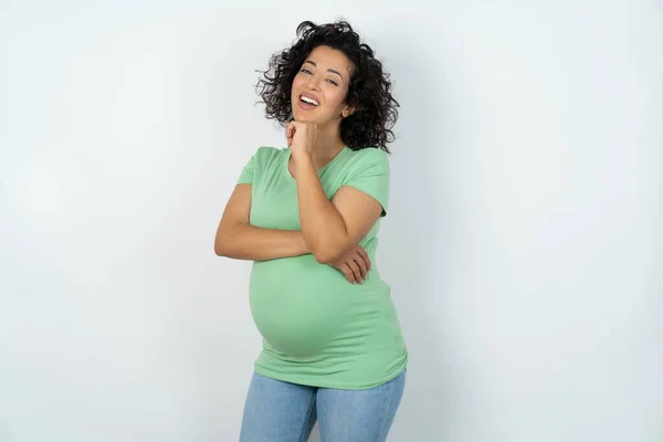Mujer Embarazada Ríe Feliz Mantiene Mano Barbilla Expresa Emociones Positivas — Foto de Stock