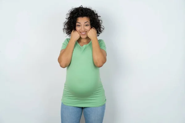 Счастливая Беременная Женщина Держит Кулаки Щеках Широко Улыбается Имеет Положительное — стоковое фото
