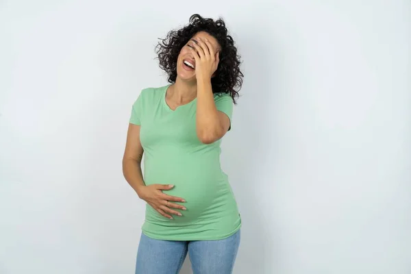 Těhotná Žena Dělá Obličej Dlaně Usmívá Široce Hihňání Pozitivně Slyší — Stock fotografie
