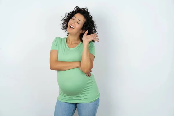 Przepełniona Radością Kobieta Ciąży Podnosi Dłoń Zamyka Oczy Radości Zabawiana — Zdjęcie stockowe