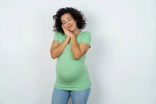 Schwangere Lehnt Sich Gepresste Handflächen Schließt Augen Und Hat Angenehmes — Stockfoto