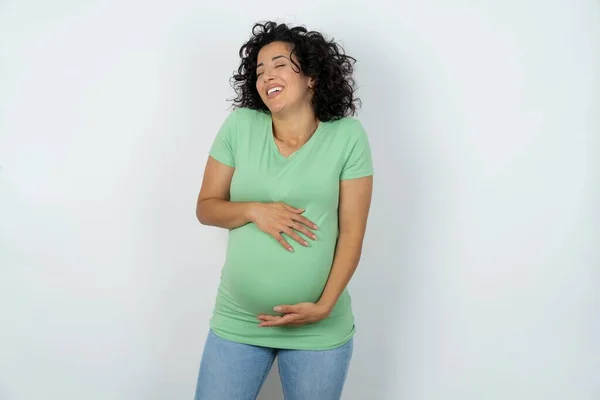 Pozitivní Těhotná Žena Přešťastný Výraz Zavírá Oči Směje Ukazuje Bílé — Stock fotografie