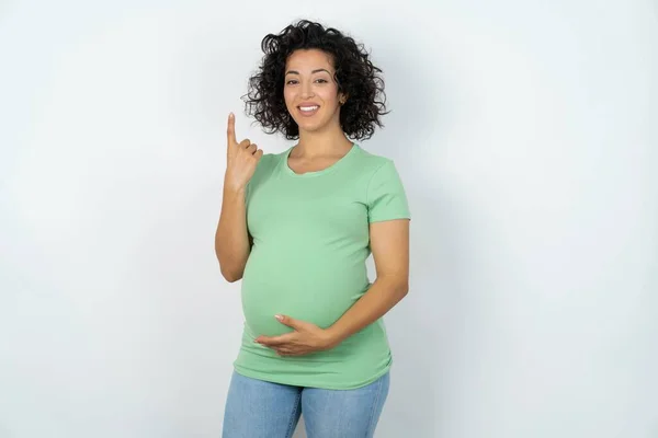 Těhotná Žena Usmívá Vypadá Přátelsky Ukazuje Číslo Jedna Nebo První — Stock fotografie