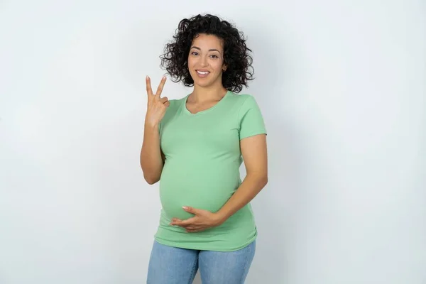 Zwangere Vrouw Lacht Ziet Vriendelijk Uit Toont Nummer Twee Tweede — Stockfoto