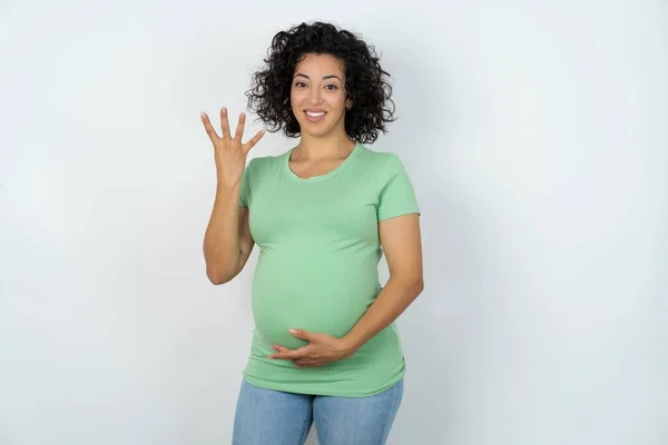 Těhotná Žena Usmívá Vypadá Přátelsky Ukazuje Číslo Čtyři Nebo Čtyři — Stock fotografie