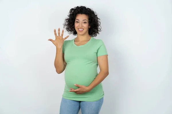 Těhotná Žena Usmívá Vypadá Přátelsky Ukazuje Číslo Pět Nebo Pět — Stock fotografie