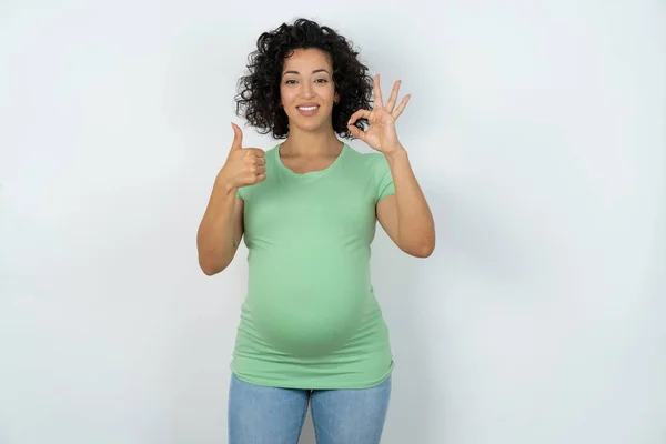 妊娠中の女性は笑顔で幸せそして気楽でポジティブで勝利や平和を片手に — ストック写真