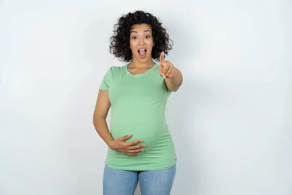 Opgewonden Positieve Zwangere Vrouw Wijst Indexvinger Direct Naar Ziet Iets — Stockfoto