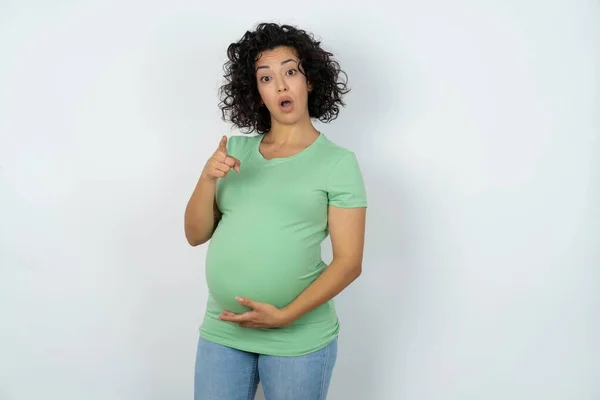 Zszokowana Kobieta Ciąży Wskazuje Ciebie Oszołomionym Wyrazem Twarzy — Zdjęcie stockowe