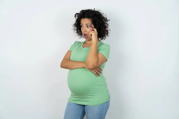 Astonished Pregnant Woman Looks Aside Surprisingly Opened Mouth — Stock Photo, Image