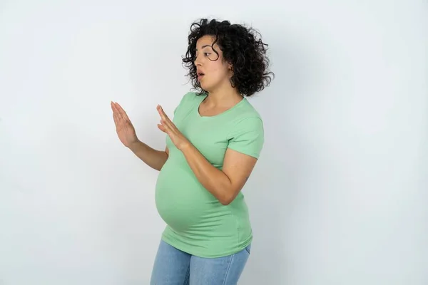 Memnun Olmayan Hamile Kadın Ellerini Boşluğa Uzatır Yakına Gelmemesini Ister — Stok fotoğraf