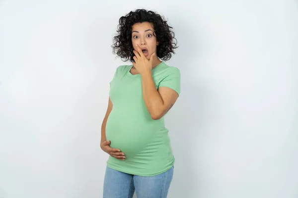 Těhotné Ženy Zakryje Ústa Dívá Úžasem Kameru Nemůže Uvěřit Neočekávaným — Stock fotografie