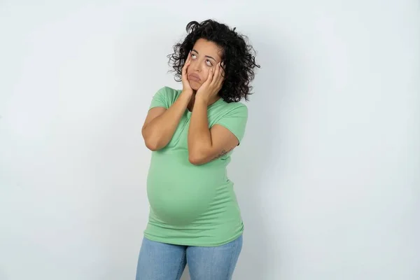Těhotné Ženy Drží Ruce Tvářích Znuděný Nespokojený Výraz Napjatý Beznadějný — Stock fotografie