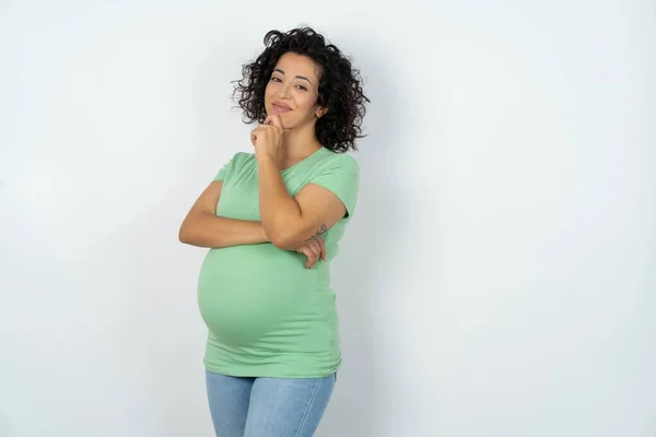 Gravid Kvinna Ser Säker Kameran Ler Med Korsade Armar Och — Stockfoto
