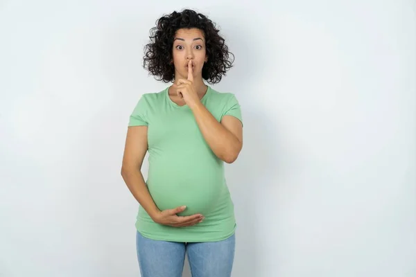 Překvapená Těhotná Žena Dělá Gesto Mlčení Drží Prst Rtech Vypadá — Stock fotografie