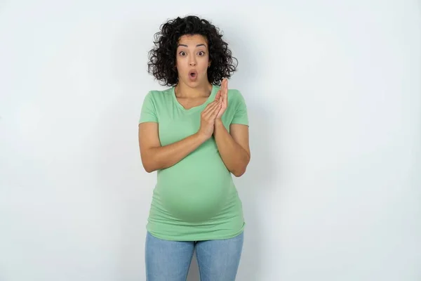 놀라운 감정을 임신부가 손바닥을 카메라를 봅니다 — 스톡 사진
