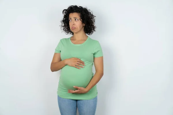 Nespokojená Těhotná Žena Našpulí Rty Nešťastný Výraz Když Odvrátí Pohled — Stock fotografie