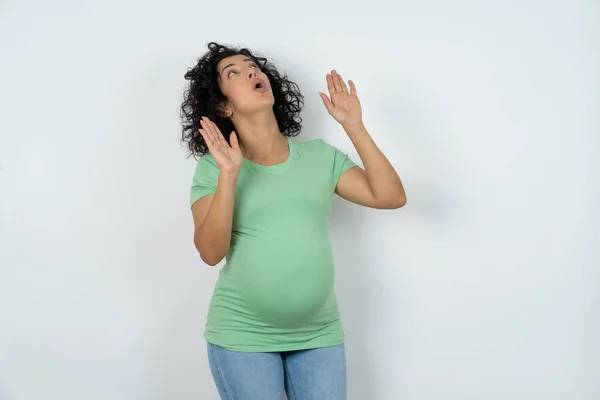 Mujer Embarazada Mantiene Las Palmas Hacia Adelante Mira Con Miedo — Foto de Stock