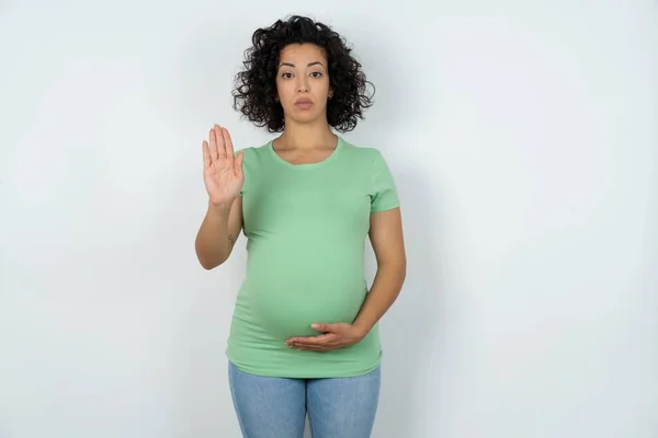 Hamile Kadın Dur Işareti Simgesi Gösteriyor Avuç Içini Kameraya Doğru — Stok fotoğraf